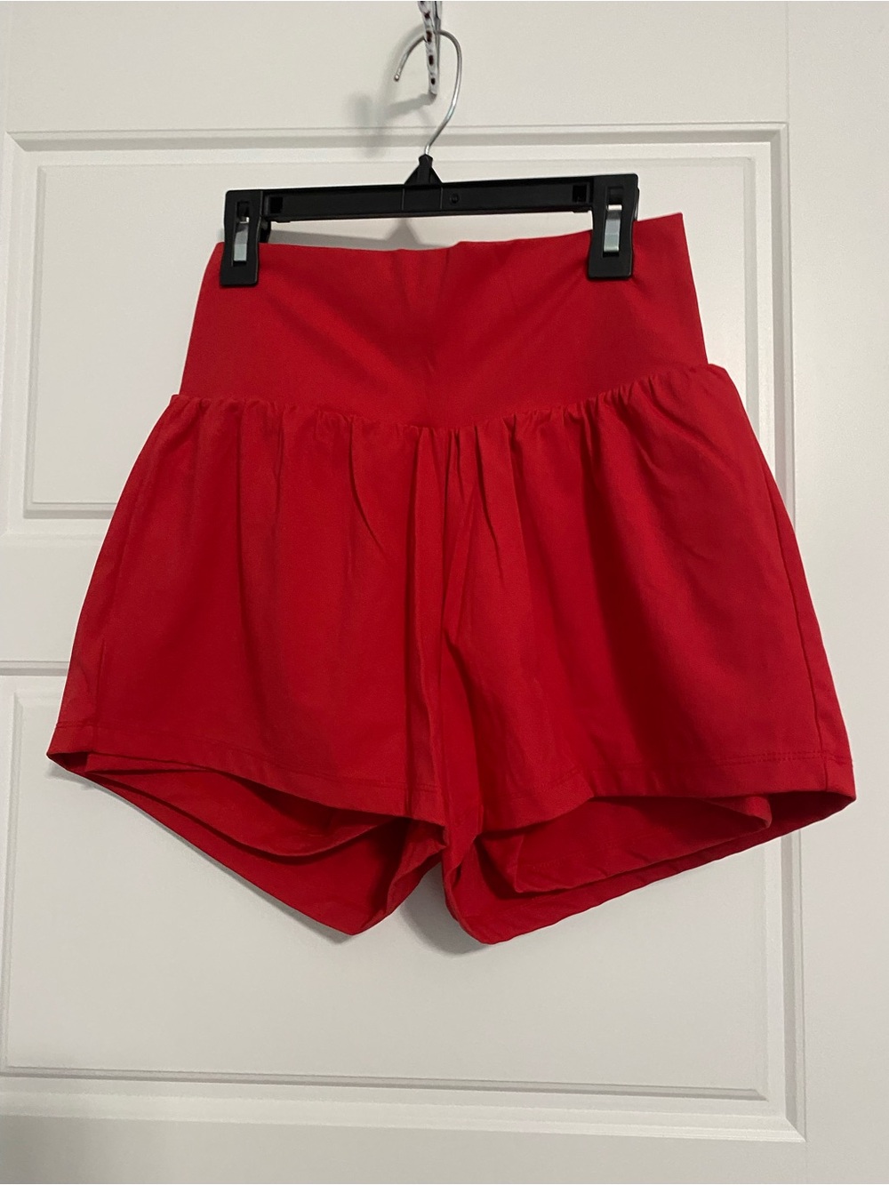 HALARA High-Waist Red Flared Shorts
